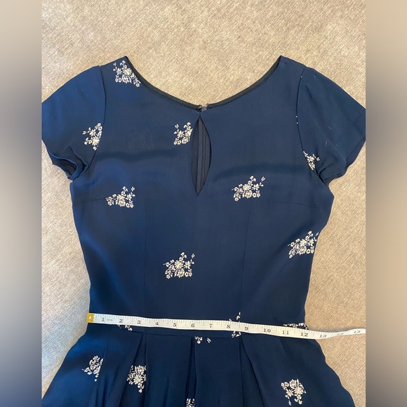 BLUE AND WHITE FLORAL PRINT REFORMATION MINI DRESS - Picture 8 of 9
